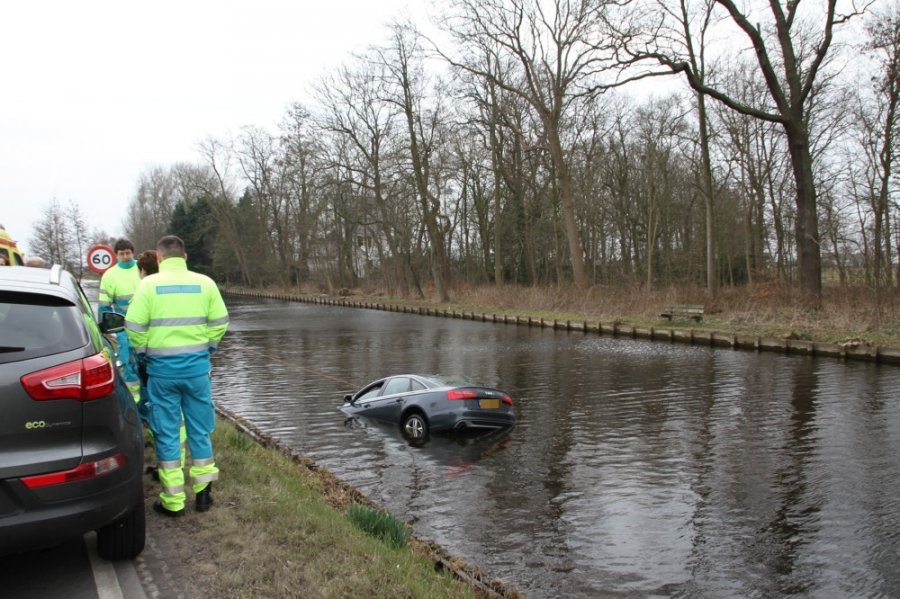 Auto te water Leidsevaart N444 3,0 Voorhout